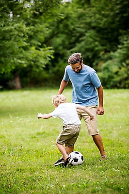포토 JPG 주간 전신 서양인 외국인 나무 남자 어린이 축구공 가족 서기 웃음 초원 성인 야외 두명 앞모습 뒷모습 소풍 축구 즐거움 놀기 국내포토 자연요소 식물 감정 뷰포인트 공 축구용품 관계 모션 표정 사람 인종 야외활동 구기 파일형식