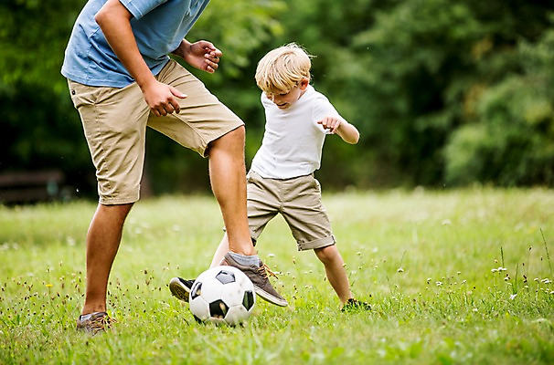 포토 JPG 주간 전신 서양인 외국인 나무 응시 남자 어린이 축구공 가족 놀이 서기 웃음 초원 성인 야외 두명 옆모습 신체부위 소풍 축구 하반신 즐거움 국내포토 자연요소 식물 시선 감정 뷰포인트 공 축구용품 관계 모션 표정 사람 인종 야외활동 구기 파일형식