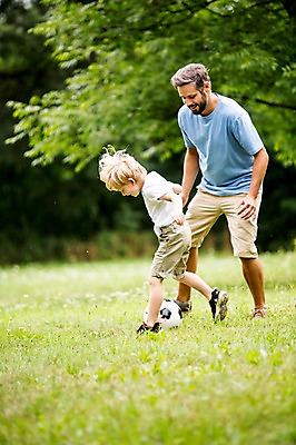 포토 JPG 주간 전신 서양인 외국인 나무 남자 어린이 축구공 가족 서기 웃음 초원 성인 야외 두명 옆모습 소풍 축구 즐거움 놀기 국내포토 자연요소 식물 감정 뷰포인트 공 축구용품 관계 모션 표정 사람 인종 야외활동 구기 파일형식