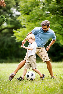 포토 JPG 주간 전신 서양인 외국인 나무 남자 어린이 축구공 가족 서기 웃음 초원 성인 야외 두명 앞모습 옆모습 소풍 축구 즐거움 놀기 국내포토 자연요소 식물 감정 뷰포인트 공 축구용품 관계 모션 표정 사람 인종 야외활동 구기 파일형식