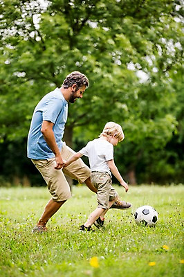포토 JPG 주간 전신 서양인 외국인 나무 남자 어린이 축구공 가족 서기 웃음 초원 성인 야외 두명 옆모습 소풍 축구 즐거움 놀기 국내포토 자연요소 식물 감정 뷰포인트 공 축구용품 관계 모션 표정 사람 인종 야외활동 구기 파일형식