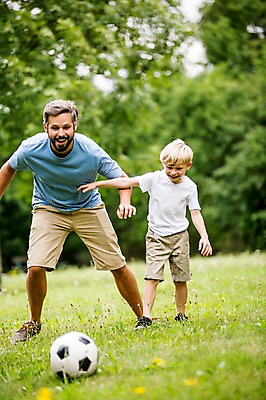 포토 JPG 주간 전신 서양인 외국인 나무 남자 어린이 축구공 가족 서기 웃음 초원 성인 야외 두명 앞모습 소풍 축구 즐거움 놀기 국내포토 자연요소 식물 감정 뷰포인트 공 축구용품 관계 모션 표정 사람 인종 야외활동 구기 파일형식