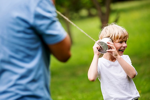 포토 JPG 주간 서양인 외국인 응시 남자 어린이 가족 서기 웃음 초원 상반신 성인 야외 두명 옆모습 아웃포커스 신체부위 소풍 실전화기 즐거움 실전화놀이 국내포토 자연요소 시선 감정 뷰포인트 관계 모션 놀이 촬영기법 표정 사람 인종 야외활동 파일형식