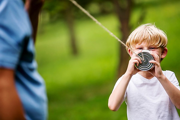 포토 JPG 주간 서양인 외국인 응시 남자 어린이 가족 서기 웃음 초원 상반신 성인 야외 두명 앞모습 옆모습 아웃포커스 소풍 실전화기 즐거움 실전화놀이 국내포토 자연요소 시선 감정 뷰포인트 관계 모션 놀이 촬영기법 표정 사람 인종 야외활동 파일형식