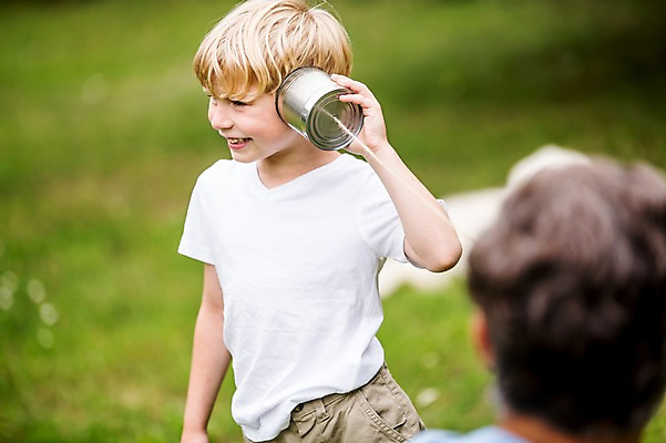 포토 JPG 주간 서양인 외국인 응시 남자 어린이 가족 서기 웃음 초원 상반신 성인 야외 두명 옆모습 뒷모습 아웃포커스 소풍 실전화기 즐거움 실전화놀이 국내포토 자연요소 시선 감정 뷰포인트 관계 모션 놀이 촬영기법 표정 사람 인종 야외활동 파일형식