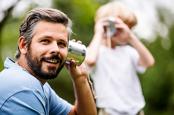 포토 JPG 주간 서양인 외국인 응시 남자 어린이 가족 서기 웃음 초원 상반신 성인 야외 두명 앞모습 옆모습 아웃포커스 소풍 실전화기 즐거움 실전화놀이 국내포토 자연요소 시선 감정 뷰포인트 관계 모션 놀이 촬영기법 표정 사람 인종 야외활동 파일형식