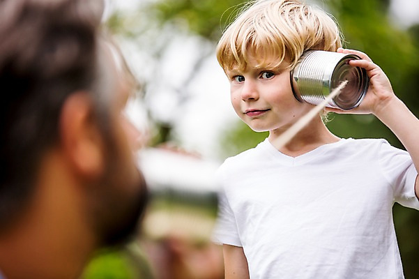 포토 JPG 주간 서양인 외국인 응시 남자 어린이 가족 서기 웃음 초원 상반신 성인 야외 두명 앞모습 옆모습 아웃포커스 소풍 실전화기 즐거움 실전화놀이 국내포토 자연요소 시선 감정 뷰포인트 관계 모션 놀이 촬영기법 표정 사람 인종 야외활동 파일형식