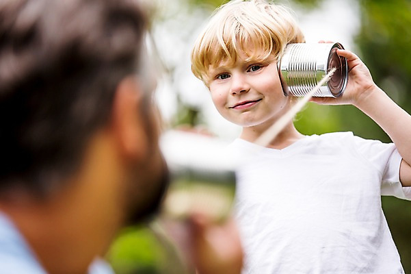 포토 JPG 주간 서양인 외국인 응시 남자 어린이 가족 서기 웃음 초원 상반신 성인 야외 두명 앞모습 옆모습 아웃포커스 소풍 실전화기 즐거움 실전화놀이 국내포토 자연요소 시선 감정 뷰포인트 관계 모션 놀이 촬영기법 표정 사람 인종 야외활동 파일형식