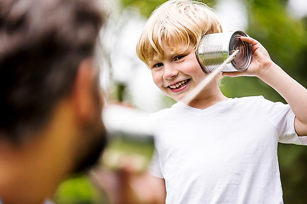 포토 JPG 주간 서양인 외국인 응시 남자 어린이 가족 서기 웃음 초원 상반신 성인 야외 두명 앞모습 옆모습 아웃포커스 소풍 실전화기 즐거움 실전화놀이 국내포토 자연요소 시선 감정 뷰포인트 관계 모션 놀이 촬영기법 표정 사람 인종 야외활동 파일형식