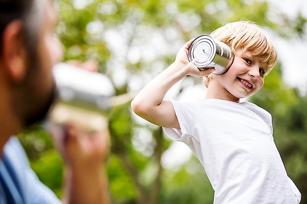 포토 JPG 주간 서양인 외국인 응시 남자 어린이 가족 서기 웃음 초원 상반신 성인 야외 두명 옆모습 아웃포커스 소풍 실전화기 즐거움 실전화놀이 국내포토 자연요소 시선 감정 뷰포인트 관계 모션 놀이 촬영기법 표정 사람 인종 야외활동 파일형식