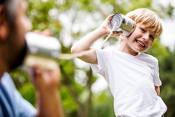 포토 JPG 주간 서양인 외국인 응시 남자 어린이 가족 서기 웃음 초원 상반신 성인 야외 두명 옆모습 아웃포커스 소풍 실전화기 즐거움 실전화놀이 국내포토 자연요소 시선 감정 뷰포인트 관계 모션 놀이 촬영기법 표정 사람 인종 야외활동 파일형식