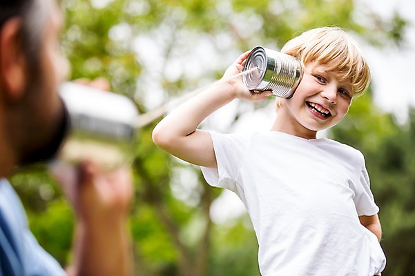 포토 JPG 주간 서양인 외국인 응시 남자 어린이 가족 서기 웃음 초원 상반신 성인 야외 두명 옆모습 아웃포커스 소풍 실전화기 즐거움 실전화놀이 국내포토 자연요소 시선 감정 뷰포인트 관계 모션 놀이 촬영기법 표정 사람 인종 야외활동 파일형식