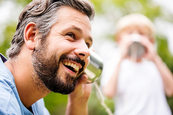 포토 JPG 주간 서양인 외국인 응시 남자 어린이 가족 서기 웃음 초원 상반신 성인 야외 두명 앞모습 아웃포커스 소풍 실전화기 즐거움 실전화놀이 국내포토 자연요소 시선 감정 뷰포인트 관계 모션 놀이 촬영기법 표정 사람 인종 야외활동 파일형식