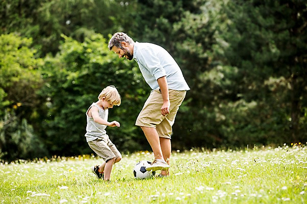 포토 JPG 주간 전신 서양인 외국인 나무 남자 어린이 축구공 가족 서기 웃음 초원 성인 야외 두명 옆모습 아웃포커스 소풍 축구 즐거움 놀기 국내포토 자연요소 식물 감정 뷰포인트 공 축구용품 관계 모션 촬영기법 표정 사람 인종 야외활동 구기 파일형식