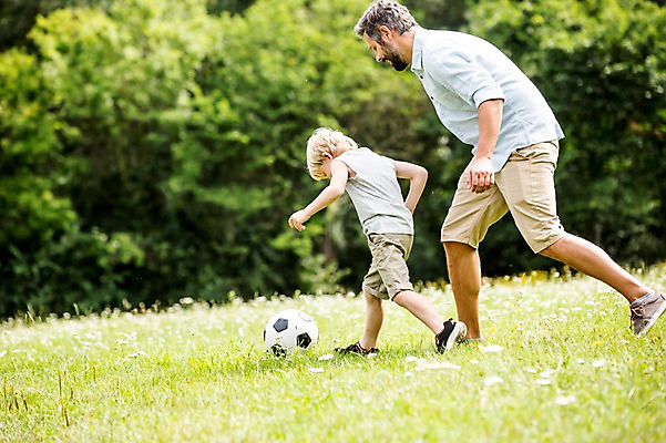 포토 JPG 주간 전신 서양인 외국인 나무 남자 어린이 축구공 가족 서기 웃음 초원 성인 야외 두명 옆모습 아웃포커스 소풍 축구 즐거움 놀기 국내포토 자연요소 식물 감정 뷰포인트 공 축구용품 관계 모션 촬영기법 표정 사람 인종 야외활동 구기 파일형식