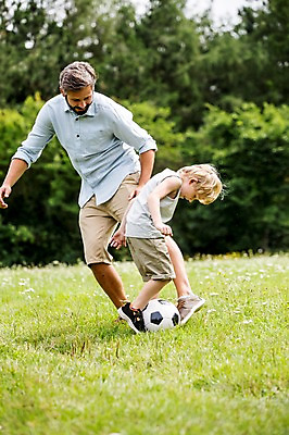포토 JPG 주간 전신 서양인 외국인 나무 남자 어린이 축구공 가족 서기 웃음 초원 성인 야외 두명 앞모습 옆모습 아웃포커스 소풍 축구 즐거움 놀기 국내포토 자연요소 식물 감정 뷰포인트 공 축구용품 관계 모션 촬영기법 표정 사람 인종 야외활동 구기 파일형식