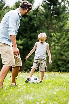 포토 JPG 주간 전신 서양인 외국인 나무 남자 어린이 축구공 가족 서기 웃음 초원 성인 야외 두명 앞모습 옆모습 아웃포커스 소풍 축구 즐거움 놀기 국내포토 자연요소 식물 감정 뷰포인트 공 축구용품 관계 모션 촬영기법 표정 사람 인종 야외활동 구기 파일형식