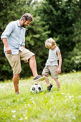 포토 JPG 주간 전신 서양인 외국인 나무 남자 어린이 축구공 가족 서기 웃음 초원 성인 야외 두명 옆모습 아웃포커스 소풍 축구 즐거움 놀기 국내포토 자연요소 식물 감정 뷰포인트 공 축구용품 관계 모션 촬영기법 표정 사람 인종 야외활동 구기 파일형식