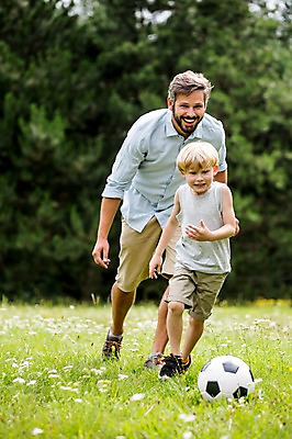 포토 JPG 주간 전신 서양인 외국인 나무 남자 어린이 축구공 가족 서기 웃음 초원 성인 야외 두명 앞모습 아웃포커스 소풍 축구 즐거움 놀기 국내포토 자연요소 식물 감정 뷰포인트 공 축구용품 관계 모션 촬영기법 표정 사람 인종 야외활동 구기 파일형식