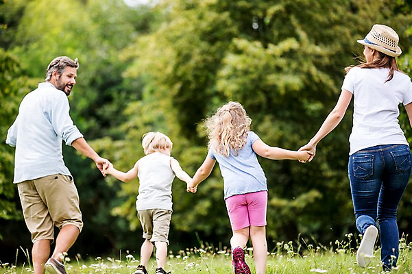 포토 JPG 주간 전신 서양인 외국인 나무 여자 남자 어린이 가족 서기 웃음 초원 여러명 성인 야외 옆모습 뒷모습 소풍 걷기 손잡기 국내포토 자연요소 식물 뷰포인트 다수 관계 모션 표정 사람 인종 야외활동 파일형식