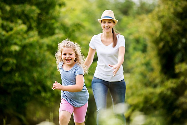 포토 JPG 주간 서양인 외국인 나무 여자 어린이 가족 서기 웃음 초원 상반신 성인 야외 두명 앞모습 아웃포커스 달리기 소풍 즐거움 술래잡기 국내포토 자연요소 식물 감정 뷰포인트 관계 모션 놀이 촬영기법 표정 사람 인종 야외활동 파일형식