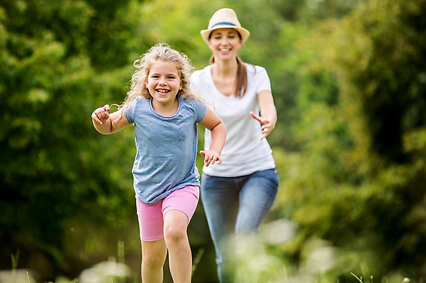 포토 JPG 주간 서양인 외국인 나무 여자 어린이 가족 서기 웃음 초원 상반신 성인 야외 두명 앞모습 아웃포커스 달리기 소풍 즐거움 술래잡기 국내포토 자연요소 식물 감정 뷰포인트 관계 모션 놀이 촬영기법 표정 사람 인종 야외활동 파일형식