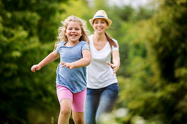 포토 JPG 주간 서양인 외국인 나무 여자 어린이 가족 서기 웃음 초원 상반신 성인 야외 두명 앞모습 아웃포커스 달리기 소풍 즐거움 술래잡기 국내포토 자연요소 식물 감정 뷰포인트 관계 모션 놀이 촬영기법 표정 사람 인종 야외활동 파일형식