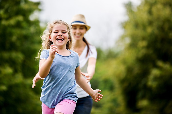 포토 JPG 주간 서양인 외국인 나무 여자 어린이 가족 서기 웃음 초원 상반신 성인 야외 두명 앞모습 아웃포커스 달리기 소풍 즐거움 술래잡기 국내포토 자연요소 식물 감정 뷰포인트 관계 모션 놀이 촬영기법 표정 사람 인종 야외활동 파일형식