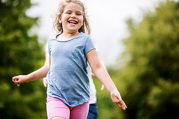 포토 JPG 주간 서양인 외국인 나무 여자 어린이 가족 서기 웃음 초원 상반신 성인 야외 두명 앞모습 아웃포커스 달리기 소풍 즐거움 술래잡기 국내포토 자연요소 식물 감정 뷰포인트 관계 모션 놀이 촬영기법 표정 사람 인종 야외활동 파일형식