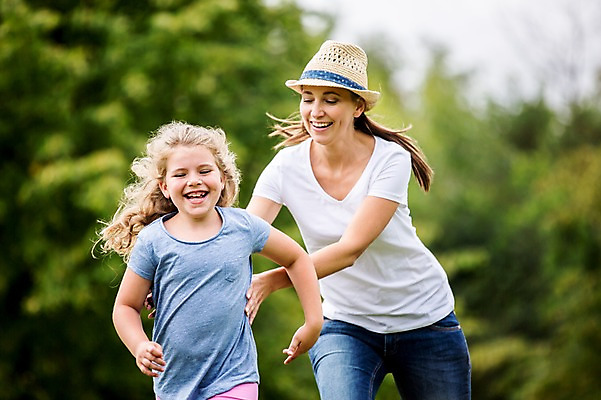 포토 JPG 주간 서양인 외국인 나무 여자 어린이 가족 서기 웃음 초원 상반신 성인 야외 두명 앞모습 아웃포커스 달리기 소풍 즐거움 술래잡기 국내포토 자연요소 식물 감정 뷰포인트 관계 모션 놀이 촬영기법 표정 사람 인종 야외활동 파일형식