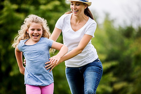 포토 JPG 주간 서양인 외국인 나무 여자 어린이 가족 서기 웃음 초원 상반신 성인 야외 두명 앞모습 아웃포커스 달리기 소풍 즐거움 술래잡기 국내포토 자연요소 식물 감정 뷰포인트 관계 모션 놀이 촬영기법 표정 사람 인종 야외활동 파일형식