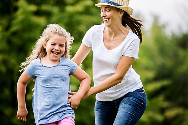 포토 JPG 주간 서양인 외국인 나무 여자 어린이 가족 서기 웃음 초원 상반신 성인 야외 두명 앞모습 옆모습 아웃포커스 달리기 소풍 즐거움 술래잡기 국내포토 자연요소 식물 감정 뷰포인트 관계 모션 놀이 촬영기법 표정 사람 인종 야외활동 파일형식