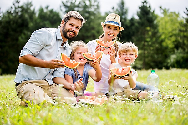 포토 JPG 주간 서양인 외국인 응시 여자 남자 어린이 가족 여름음식 수박 웃음 앉기 초원 여러명 상반신 성인 야외 앞모습 소풍 먹기 즐거움 제철음식 제철과일 국내포토 자연요소 시선 감정 음식 뷰포인트 다수 과일 관계 모션 표정 사람 인종 야외활동 제철 파일형식 여름_계절