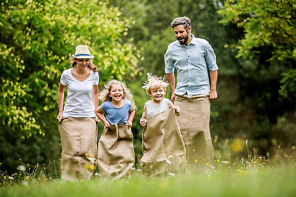 포토 JPG 주간 전신 서양인 외국인 나무 응시 여자 남자 어린이 가족 서기 웃음 초원 여러명 성인 야외 앞모습 옆모습 소풍 게임 즐거움 포대자루 포대자루달리기 국내포토 자연요소 식물 시선 감정 뷰포인트 다수 관계 모션 놀이 표정 사람 인종 경기 야외활동 자루 파일형식