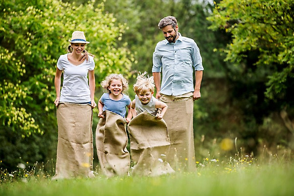 포토 JPG 주간 전신 서양인 외국인 나무 응시 여자 남자 어린이 가족 서기 웃음 초원 여러명 성인 야외 앞모습 옆모습 소풍 게임 즐거움 포대자루 포대자루달리기 국내포토 자연요소 식물 시선 감정 뷰포인트 다수 관계 모션 놀이 표정 사람 인종 경기 야외활동 자루 파일형식