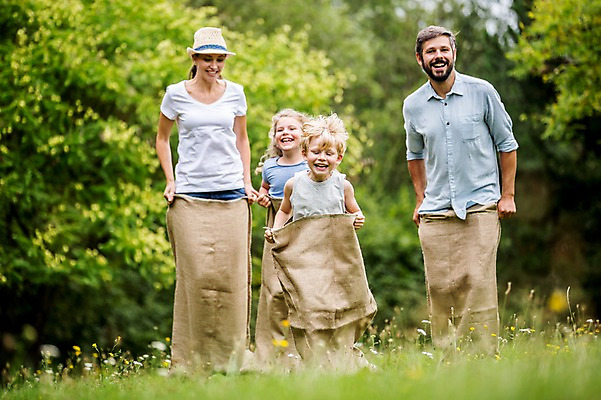 포토 JPG 주간 전신 서양인 외국인 나무 응시 여자 남자 어린이 가족 서기 웃음 초원 여러명 성인 야외 앞모습 소풍 게임 즐거움 포대자루 포대자루달리기 국내포토 자연요소 식물 시선 감정 뷰포인트 다수 관계 모션 놀이 표정 사람 인종 경기 야외활동 자루 파일형식