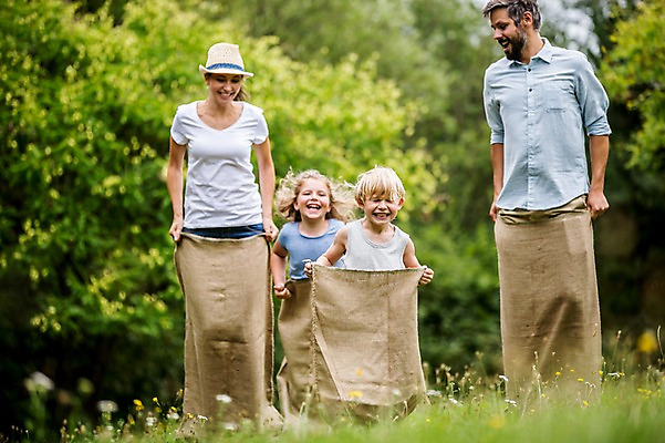 포토 JPG 주간 전신 서양인 외국인 나무 응시 여자 남자 어린이 가족 서기 웃음 초원 여러명 성인 야외 앞모습 옆모습 소풍 게임 즐거움 포대자루 포대자루달리기 국내포토 자연요소 식물 시선 감정 뷰포인트 다수 관계 모션 놀이 표정 사람 인종 경기 야외활동 자루 파일형식