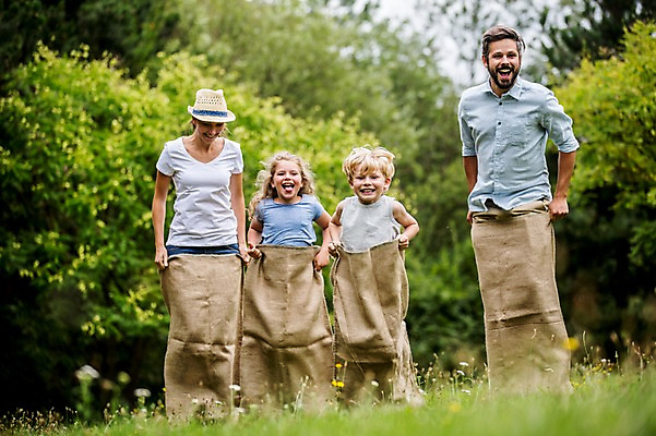 포토 JPG 주간 전신 서양인 외국인 나무 응시 여자 남자 어린이 가족 서기 웃음 초원 여러명 성인 야외 앞모습 소풍 게임 즐거움 포대자루 포대자루달리기 국내포토 자연요소 식물 시선 감정 뷰포인트 다수 관계 모션 놀이 표정 사람 인종 경기 야외활동 자루 파일형식