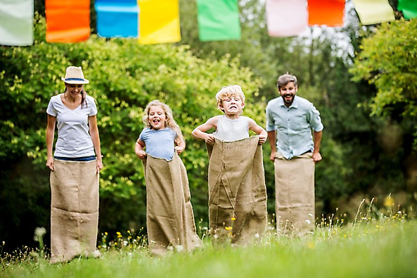 포토 JPG 주간 전신 서양인 외국인 나무 응시 여자 남자 어린이 가족 서기 웃음 초원 여러명 성인 야외 앞모습 소풍 게임 즐거움 결승선 가랜드 포대자루 포대자루달리기 국내포토 자연요소 식물 시선 감정 뷰포인트 다수 관계 모션 놀이 표정 사람 인종 경기 야외활동 파티용품 자루 파일형식