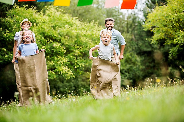 포토 JPG 주간 전신 서양인 외국인 나무 응시 여자 남자 어린이 가족 서기 웃음 초원 여러명 성인 야외 앞모습 소풍 게임 즐거움 결승선 가랜드 포대자루 포대자루달리기 국내포토 자연요소 식물 시선 감정 뷰포인트 다수 관계 모션 놀이 표정 사람 인종 경기 야외활동 파티용품 자루 파일형식