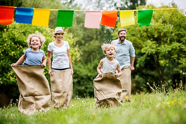 포토 JPG 주간 전신 서양인 외국인 나무 응시 여자 남자 어린이 가족 서기 웃음 초원 여러명 성인 야외 앞모습 소풍 게임 즐거움 결승선 가랜드 포대자루 포대자루달리기 국내포토 자연요소 식물 시선 감정 뷰포인트 다수 관계 모션 놀이 표정 사람 인종 경기 야외활동 파티용품 자루 파일형식