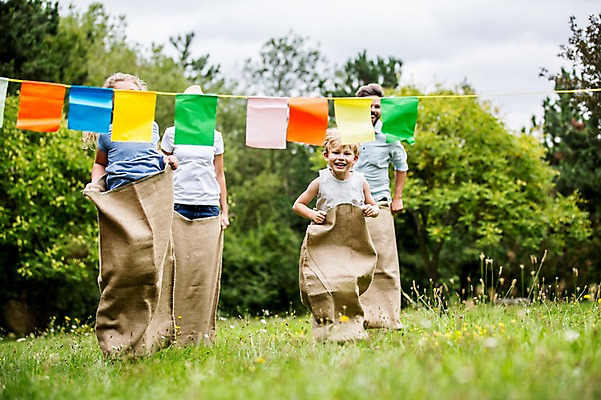 포토 JPG 주간 전신 서양인 외국인 나무 응시 여자 남자 어린이 가족 서기 웃음 초원 여러명 성인 야외 앞모습 소풍 게임 즐거움 결승선 가랜드 포대자루 포대자루달리기 국내포토 자연요소 식물 시선 감정 뷰포인트 다수 관계 모션 놀이 표정 사람 인종 경기 야외활동 파티용품 자루 파일형식