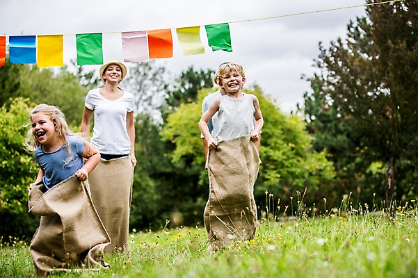 포토 JPG 주간 전신 서양인 외국인 나무 응시 여자 남자 어린이 가족 서기 웃음 초원 여러명 성인 야외 앞모습 소풍 게임 즐거움 결승선 가랜드 포대자루 포대자루달리기 국내포토 자연요소 식물 시선 감정 뷰포인트 다수 관계 모션 놀이 표정 사람 인종 경기 야외활동 파티용품 자루 파일형식