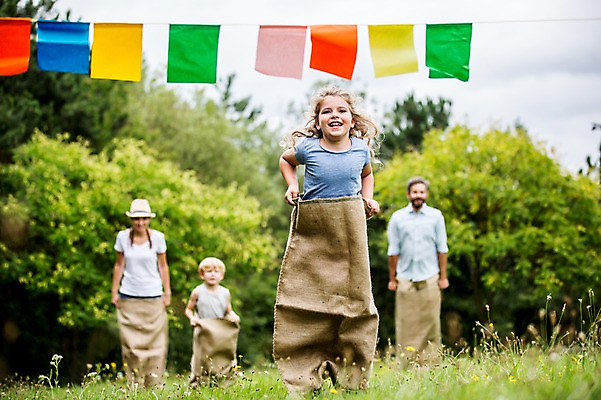 포토 JPG 주간 전신 서양인 외국인 나무 응시 여자 남자 어린이 가족 서기 웃음 초원 여러명 성인 야외 앞모습 아웃포커스 소풍 게임 즐거움 결승선 가랜드 포대자루 포대자루달리기 국내포토 자연요소 식물 시선 감정 뷰포인트 다수 관계 모션 놀이 촬영기법 표정 사람 인종 경기 야외활동 파티용품 자루 파일형식