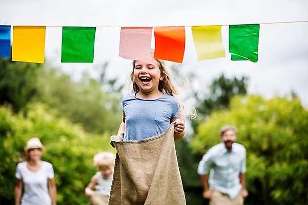 포토 JPG 주간 전신 서양인 외국인 나무 응시 여자 남자 어린이 가족 서기 웃음 초원 여러명 성인 야외 앞모습 아웃포커스 소풍 게임 즐거움 결승선 가랜드 포대자루 포대자루달리기 국내포토 자연요소 식물 시선 감정 뷰포인트 다수 관계 모션 놀이 촬영기법 표정 사람 인종 경기 야외활동 파티용품 자루 파일형식