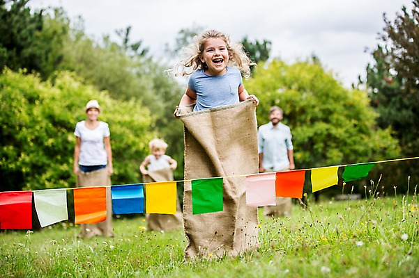 포토 JPG 주간 전신 서양인 외국인 나무 응시 여자 남자 어린이 가족 서기 웃음 초원 여러명 성인 야외 앞모습 아웃포커스 소풍 게임 즐거움 결승선 가랜드 포대자루 포대자루달리기 국내포토 자연요소 식물 시선 감정 뷰포인트 다수 관계 모션 놀이 촬영기법 표정 사람 인종 경기 야외활동 파티용품 자루 파일형식