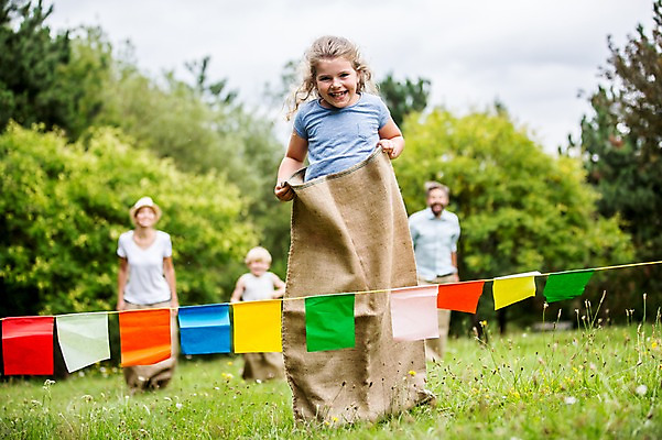 포토 JPG 주간 전신 서양인 외국인 나무 응시 여자 남자 어린이 가족 서기 웃음 초원 여러명 성인 야외 앞모습 아웃포커스 소풍 게임 즐거움 결승선 가랜드 포대자루 포대자루달리기 국내포토 자연요소 식물 시선 감정 뷰포인트 다수 관계 모션 놀이 촬영기법 표정 사람 인종 경기 야외활동 파티용품 자루 파일형식