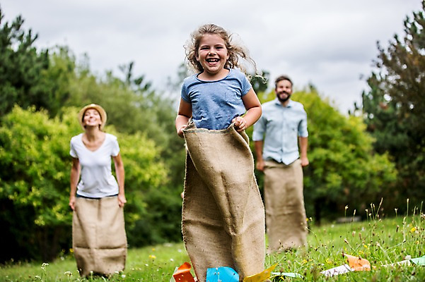 포토 JPG 주간 전신 서양인 외국인 나무 응시 여자 남자 어린이 가족 서기 웃음 초원 성인 야외 앞모습 아웃포커스 세명 소풍 게임 즐거움 포대자루 포대자루달리기 국내포토 자연요소 식물 시선 감정 뷰포인트 관계 모션 놀이 촬영기법 표정 사람 인종 경기 야외활동 자루 파일형식
