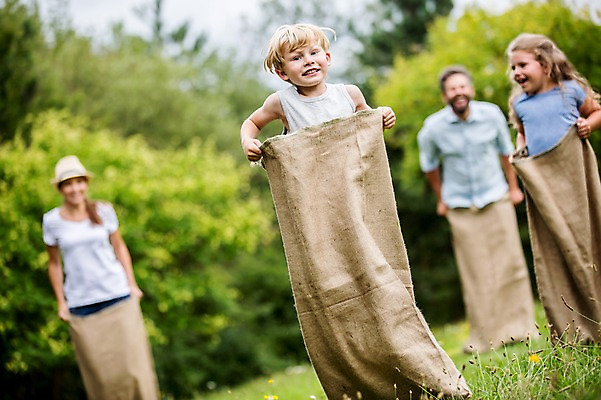 포토 JPG 주간 전신 서양인 외국인 나무 응시 여자 남자 어린이 가족 서기 웃음 초원 여러명 성인 야외 앞모습 옆모습 아웃포커스 소풍 게임 즐거움 포대자루 포대자루달리기 국내포토 자연요소 식물 시선 감정 뷰포인트 다수 관계 모션 놀이 촬영기법 표정 사람 인종 경기 야외활동 자루 파일형식