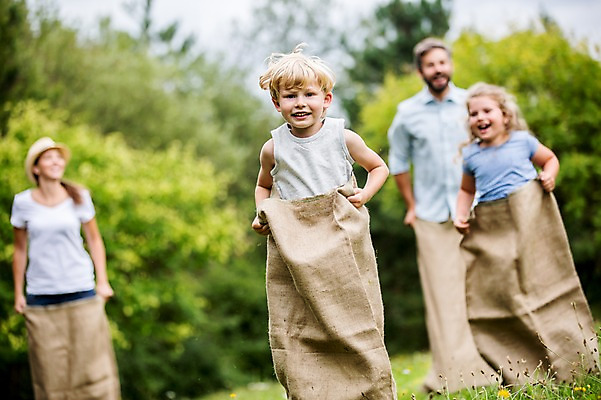 포토 JPG 주간 전신 서양인 외국인 나무 응시 여자 남자 어린이 가족 서기 웃음 초원 여러명 성인 야외 앞모습 옆모습 아웃포커스 소풍 게임 즐거움 포대자루 포대자루달리기 국내포토 자연요소 식물 시선 감정 뷰포인트 다수 관계 모션 놀이 촬영기법 표정 사람 인종 경기 야외활동 자루 파일형식